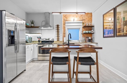 Kansas City Apartment | Belvedere 2 - Remodeled 2 Bed Walkable to Westport+Streetcar!