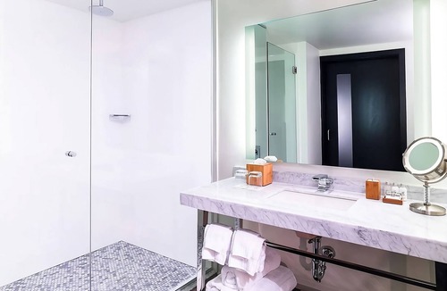West Plaza Hotel | Best Place to Unwind! Pool, Pets Allowed, Near Nelson-Atkins Museum of Art