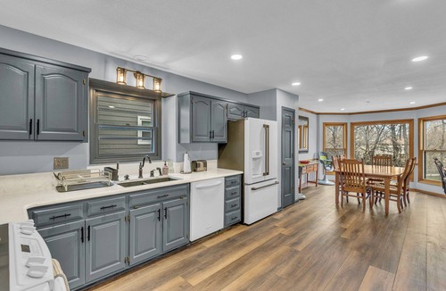 Olathe House | Best Value KC! 6 Bedroom with 4 Ensuites - sleeps 20