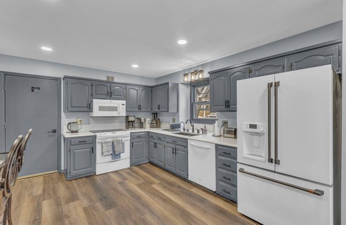 Olathe House | Best Value KC! 6 Bedroom with 4 Ensuites - sleeps 20