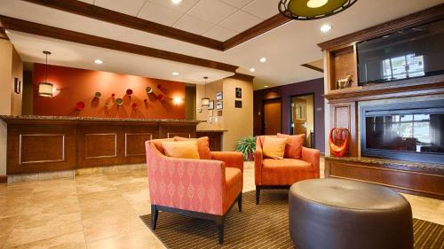 Burlington Hotel | Best Western Plus Carousel Inn & Suites Burlington