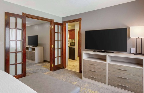 Logan Hotel | Best Western Plus Weston Inn