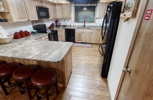 Red River Cabin | Big Elk Horn Lodge - Upper Valley - Pet Friendly - On the River - Fireplace - G