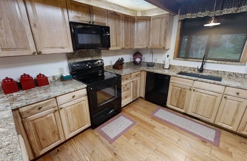 Red River Cabin | Big Elk Horn Lodge - Upper Valley - Pet Friendly - On the River - Fireplace - G
