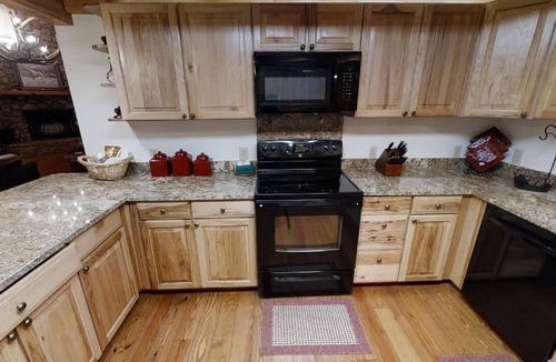 Red River Cabin | Big Elk Horn Lodge - Upper Valley - Pet Friendly - On the River - Fireplace - G