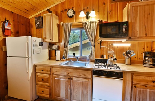 Estes Park Cabin | Bighorn Sheep Cabin - Queen Bed, Scenic Deck, Cozy Cabin