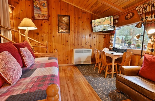 Estes Park Cabin | Bighorn Sheep Cabin - Queen Bed, Scenic Deck, Cozy Cabin