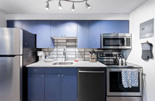 Englewood Apartment | Blue Moon Extended stays w/Casper Mattress