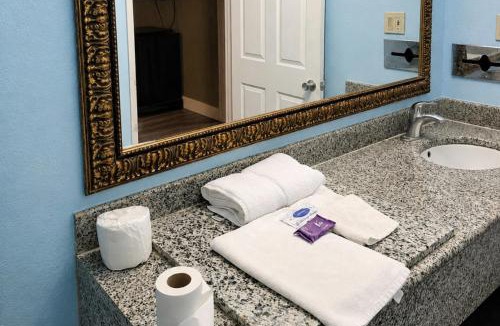 Wichita Hotel | Blue Way Inn & Suites Wichita East
