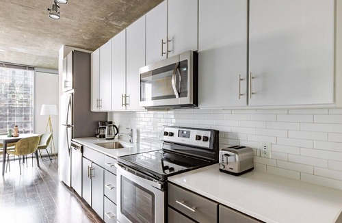 Downtown Chicago Apartment | Blueground | The Loop, pool & gym, nr Willis Tower