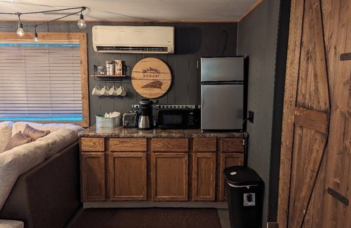 McFarland House | Boho & Rustic Getaway ~ King Bed ~ Near Madison!