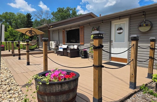 McFarland House | Boho & Rustic Getaway ~ King Bed ~ Near Madison!