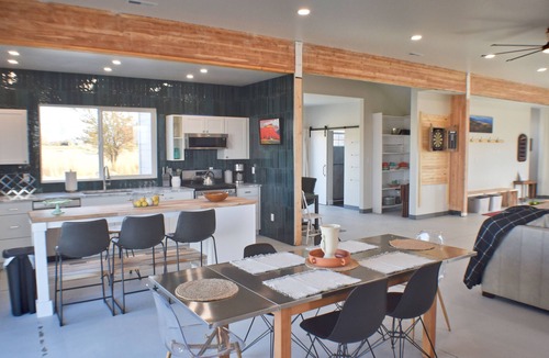 Grand Junction House | Bookcliff Retreat: Barnhouse & Modern Farmhouse on 13 Acres With Hot Tub