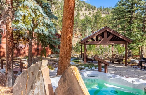 Estes Park Hotel | Boulder Brook on Fall River