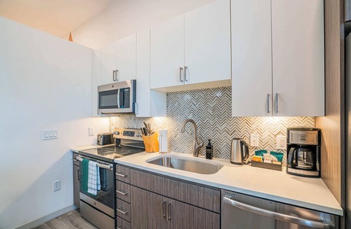 Downtown Phoenix Apartment | Boulevard Stays Modern Roosevelt Row Suite 1BR Pool, Gym 1