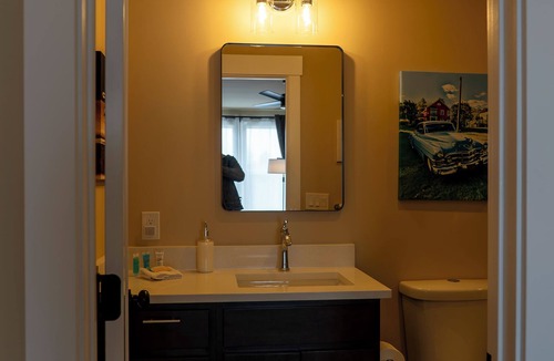 Limon House | Brand NEW beautiful High end Hotel style room ,Limon Free dedicated EV Charging