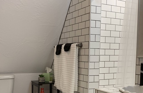 Joplin Apartment | Brand new quiet and secluded, upstairs apartment with full amenities and deck.