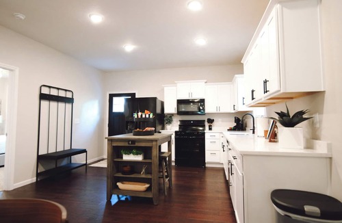 Springfield House | Brand NEW Spacious 5-bedroom house in awesome Springfield near MSU and Mercy