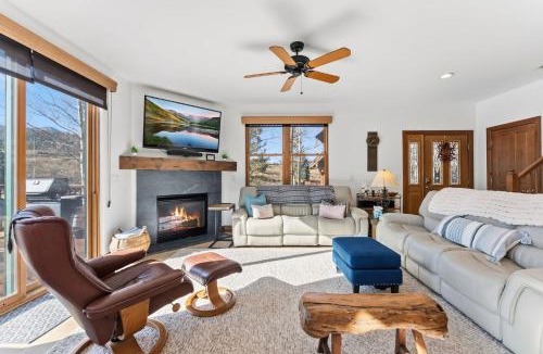 The Highlands House | Breckenridge Stay Hot Tub Walk to Trails