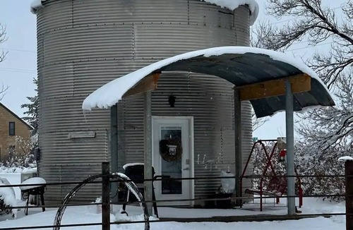 Arnold House | Brent & Jean's Grain Bin Inn Barn