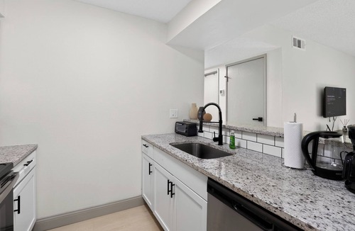 Lenexa Apartment | Bright 2BR apartment near Kansas City