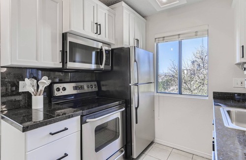 Englewood Condo | Bright DTC 2BR Condo with Pool & Fireplace