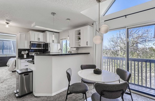 Englewood Condo | Bright DTC 2BR Condo with Pool & Fireplace