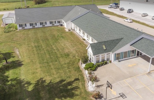 Renault Bed & Breakfast | Bright Petite Queen Suite in the Heart of Red Bud!