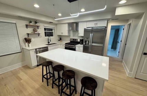 Brookfield Apartment | Bright & Spacious Duplex- Heart of Brookfield