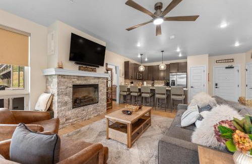 Lakeside Village House | Brightwood #101 Building 1 : 2