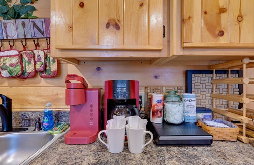 Broken Bow Cabin | Broken Bow Cabin w/Hot Tub & Fire Pit, Near Lake!