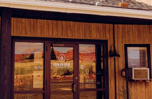 Torrey Hotel | Broken Spur Inn & Steakhouse
