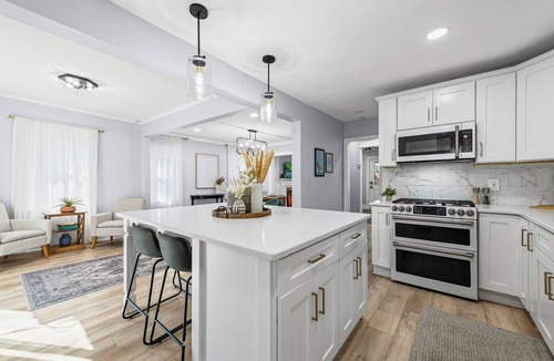 South Kansas City House | Brookside Nest Chic Getaway by UMKC & Plaza w/Deck