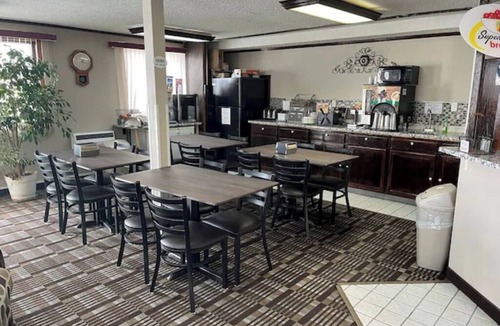 Lexington Hotel | Budget-friendly Stay Near Restaurants and Local Attractions + Free Parking