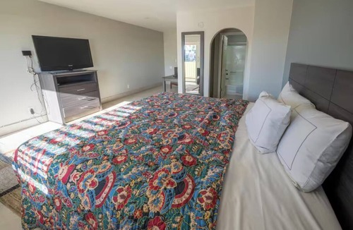 Mesa Hotel | Budget-Friendly w/One Queen Deluxe Near Phoenix Convention Center