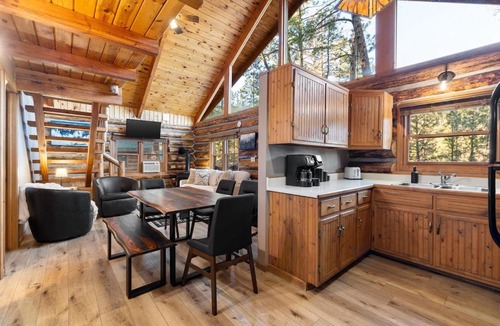 Rapid City House | Buffalo Lodge- Cozy Log House with Hot Tub