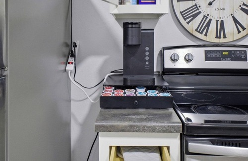 Maryville Apartment | Bunkhouse on the Square (Pet Friendly, NO STEPS)