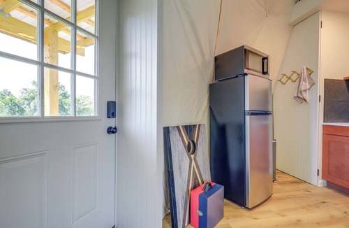 Butler Apartment | Butler ‘Pop Culture Camp’ w/Private Hot Tub & BBQ
