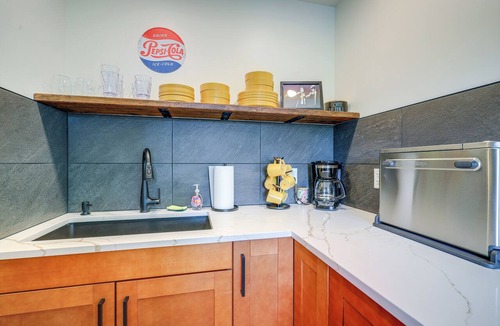 Butler Apartment | Butler ‘Pop Culture Camp’ w/Private Hot Tub & BBQ