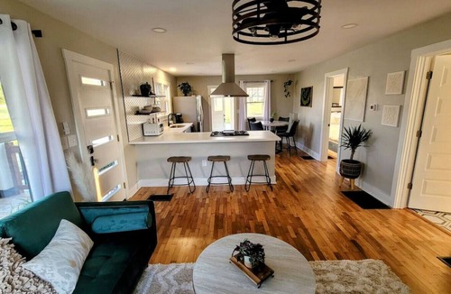 Lawrence House | [C] Private Country Retreat 10 Acres + 4 Min to Lawrence