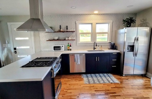 Lawrence House | [C] Private Country Retreat 10 Acres + 4 Min to Lawrence