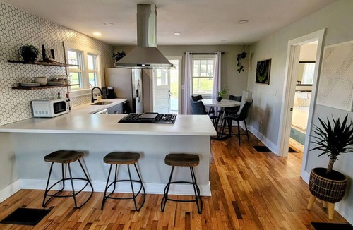 Lawrence House | [C] Private Country Retreat 10 Acres + 4 Min to Lawrence