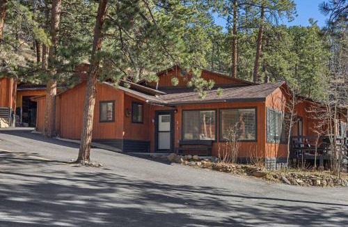 Estes Park House | Cabin 3- Cozy updated cabin 5 min to RMNP