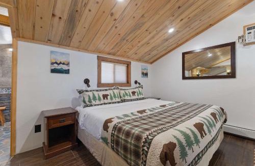 Estes Park House | Cabin 5- Private Cabin w King bed kitchen porch