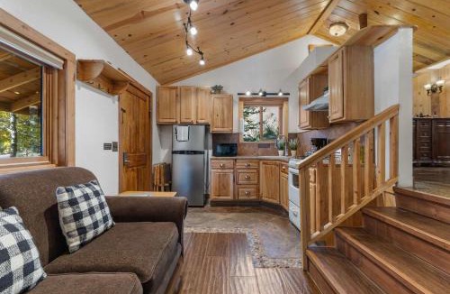 Estes Park House | Cabin 5- Private Cabin w King bed kitchen porch