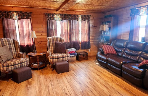 Payne County Cabin | Cabin of Sunset View: cozy 3-bedroom cabin in Perkins with WiFi near OSU