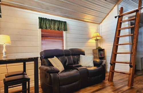 Payne County Cabin | Cabin of Western Skies: loft, Wi-Fi , and tiny home living-close to OSU