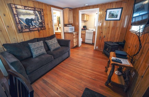 Estes Park Cabin | Cabin offers a rustic and cozy getaway