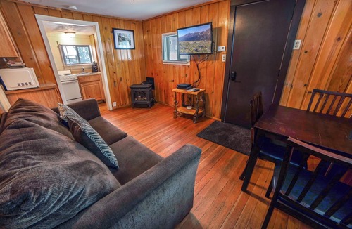Estes Park Cabin | Cabin offers a rustic and cozy getaway