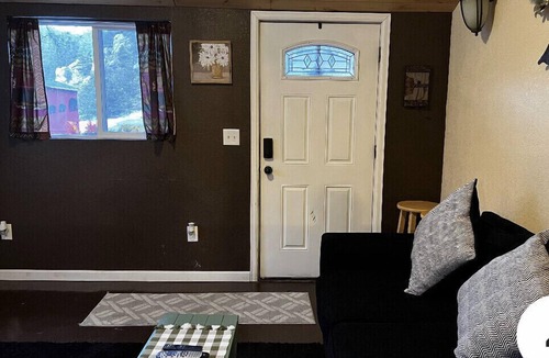 Drake Resort | Cabin on the river ! with HOT TUB on the deck only 5 min to Estes park nice!